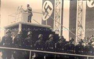 Adolf Hitler bei einer Kundgebung