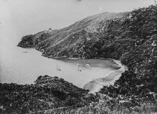 Weekend Bay : Vier Segelboote liegen in der Bucht von Weekend Bay vor Anker