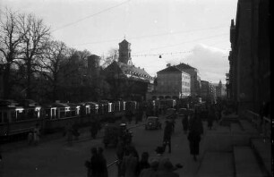Stuttgart: Schlossplatz mit Turm der Stiftskirche