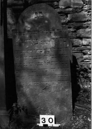 Grabstein 30 (Index: 99629531) Material: Sandstein Zustand: verwittert/Textverlust Maße HxBxT: 124x56x11 cm Beschreibung: Stele mit eingezogenem Rundbogenabschluß: Grabstein 30