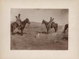 Expeditionsmitglieder zu Pferd : Zwei Expeditionsmitglieder zu Pferd in der Steppe bei Kahramanmara?. Rechts der Geograph Hugo Grothe (1869-1954).