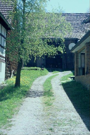Hofeinfahrt, unversiegelt