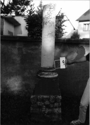 Grabstein 39 (Index: 100089263) Material: Marmor Zustand: abgebrochene Säule Maße HxBxT: 229x46x46 cm Beschreibung: abgebrochene Säule Symbolik: Efeu: Grabstein 39 (1)