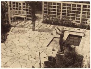 Garten Höcker, Berlin-Charlottenburg: Ansicht Wasserbecken, Bronzeplastik und Pergola