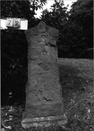 Grabstein 72 [Hahn S. # Grab-Nr. #]