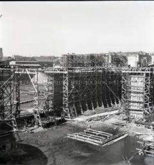Baustelle zur Errichtung eines Großbunkers für deutsche U-Boote an der französischen Atlantikküste