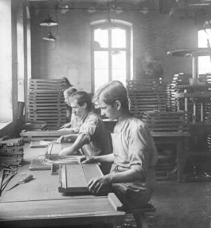 Auflegen der Blei- und Farbminen : Technikgeschichte | Technologie | Bleistiftfabrikation | Bleistiftfabrikation | A. W. Faber