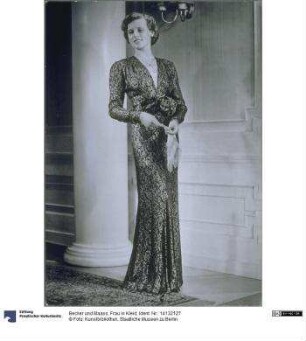 Frau in Kleid
