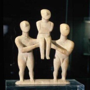 Idolgruppe (3-figurig), Kykladen : Karlsruhe, Badisches Landesmuseum. Dreifigurige Idolgruppe. Herkunft unbekannt. Marmor, Höhe 19 cm. Frühkykladisch II, frühere Spedos-Art.