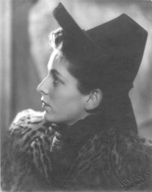 Porträt Genja Huebner, geb. Berger, mit Hut. Dresden, um 1942