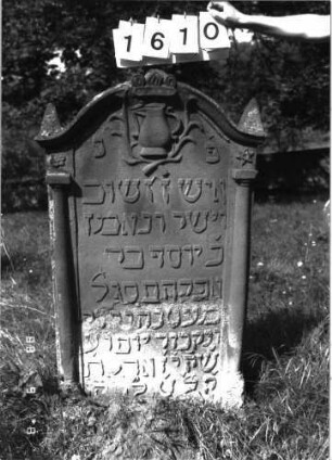 Grabstein 1610 (Index: 100097848) Maße HxBxT: 126x69x13 cm Symbolik: Levitenkanne, Krone, Kranz: Grabstein 1610