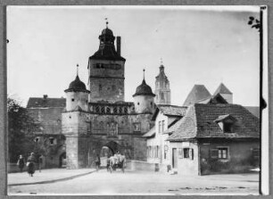 Vor Stadtmauertor und Turm in Weißenburg am Sand