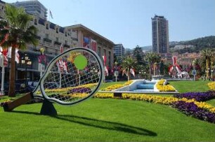 Monte Carlo - Grünanlage mit Tennisschläger : Grünanlage vor dem Casino in Monaco, aufgenommen 2006