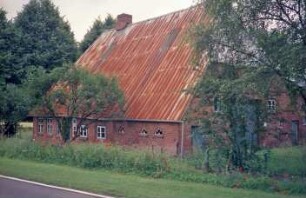 Dwerkaten 1: traufständige Backsteinkate: Straßenfront, links Wohntrakt, rechts Wirtschaftstrakt: Giebelseite Wirtschaftstrakt