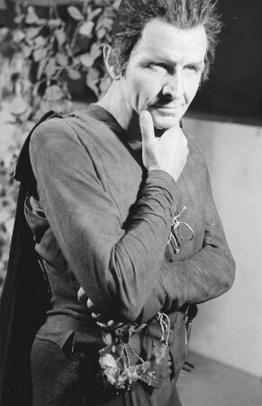 Szenenbilder aus der Tragödie "Faust. Der Tragödie erster Teil" von Johann Wolfgang von Goethe am Deutschen Theater Berlin : Soloaufnahme von Wolfgang Langhoff als Mephisto
