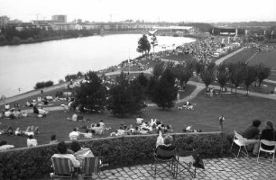 Freiburg: Seepark, Open Air Classic Konzert, Blick vom Aussichtsberg, mit Publikum