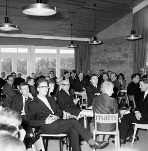 Reesenbüttel: evangelischer Kindergarten: Wulfsdorfer Weg: Einweihung: Innenansicht: Mehrzweckraum: Bürgermeister Manfred Samusch, Bürgervorsteher Kurt Nonne, Gäste