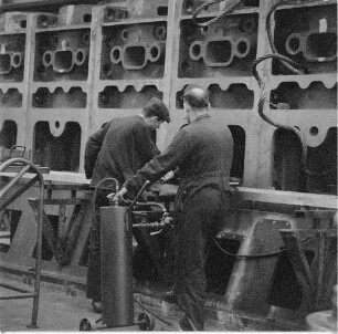 Rostock. VEB Dieselmotorenwerk Rostock. Arbeiter bei Montagearbeiten an einer Schiffsmaschine