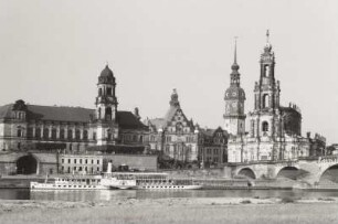 Kathedrale : Blick vom Neustädter Ufer über die Elbe gegen Brühlsche Terrasse mit Ständehaus, Georgenbau und Hausmannsturm des Schlosses, Kathedrale und Augustusbrücke