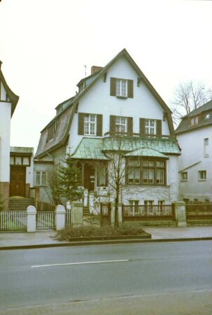 Kurparkallee 3: giebelständige Stadtvilla, Straßenfront: Mansarddach: Eingangslaube und Standerker mit Verdachung, Altan