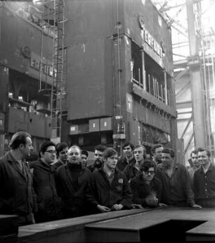 Gruppenbild von Arbeitern des VEB Umformtechnik Erfurt : Nlternativer Firmenname VEB Umformtechnik Erfurt