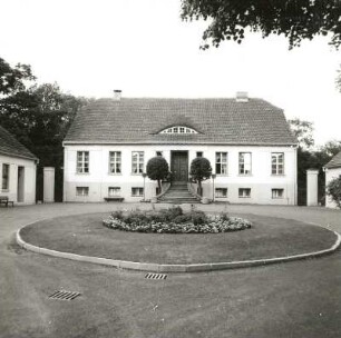 Cottbus. Landhaus (Standesamt), Lieberoser Straße 7, um 1820. SWtraßenfront mit Blumenrondell