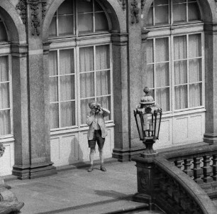 Dresden-Altstadt. Ein Mann fotografiert im Zwingerhof