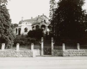 Markneukirchen, Villa Merz : Markneukirchen (Vogtlandkreis), Villa Merz (1902; Voetsch, Meier), Adorfer Straße 38, Straßenansicht mit Einfriedung