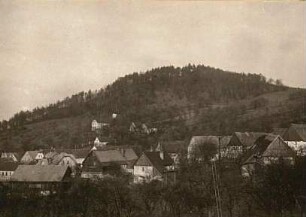Böhmisches Mittelgebirge (České středohoří). Neudörfel südöstlich von Aussig