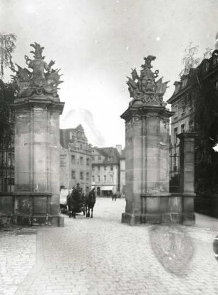 Eingang zum Schloss in Ansbach : Ansbach. Schlosstor mit Trophäengruppe. Blick nach Südwesten