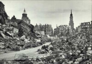 Dresden. Neumarkt. Blick vom Neumarkt gegen Rathaus und Kreuzkirche. Vorn links die Trümmer der Frauenkirche
