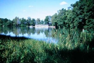 Teich mit Schwimmbad