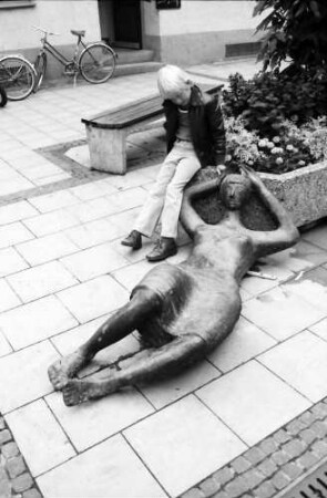 Memmingen: Fußgängerzone, Liegende am Beet
