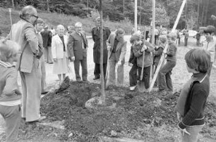 Anpflanzung von acht Bäumen auf dem Sportgelände in Stupferich zum "Tag des Baumes"