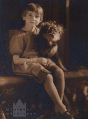 Breslau. Brigitte mit dem Hund Teufel, Werbepostkarte des Ateliers