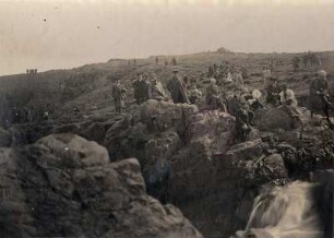 Island. Touristen der Hapag oberhalb des Glera-Wasserfalls bei Akureyri