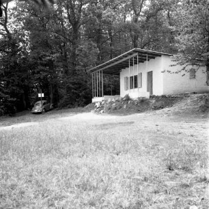 Nidda (Wetteraukreis). Bungalow der Feriendorfanlage. Außenansicht. Blick auf den Eingangsbereich mit Terrasse