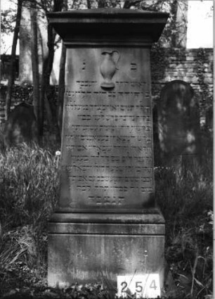 Grabstein 254 (Index: 99629755) Material: Sandstein Zustand: leicht abgeblättert Maße HxBxT: 160x62x45 cm Beschreibung: Stele, getreppter Sockel, Giebel Symbolik: Levitenkanne: Grabstein 254