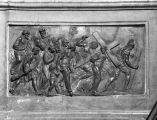 Predella: Relief mit der Darstellung der Kreuztragung Christi