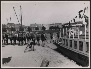 Hitlerjungen besteigen das Schulheimschiff "Hans-Schemm" in Schwerin