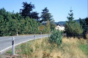 Ortseingangsschild und Straße