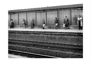Menschen auf dem Bahnsteig im S-Bahnhof Schöneweide