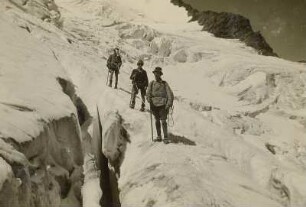 Österreich. Hohe Tauern, Glocknergruppe. Drei Bergsteiger auf dem Hofmannsgletscher