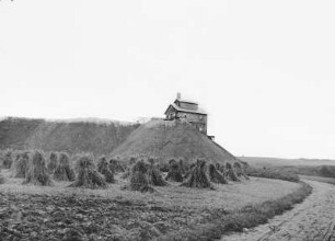 Schneeberg-Neustädtel, Halde mit Beustschacht. Ansicht von Nordosten