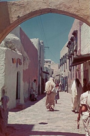 Reisefotos. Tripolis. Altstadt. Straßenbild mit Torbogen