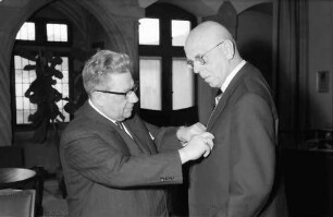 Freiburg: Regierungspräsidium; Bundesverdienstkreuz 1. Klasse für Prof. Dr. Walter Wundt; Übergabe durch Anton Dichtel