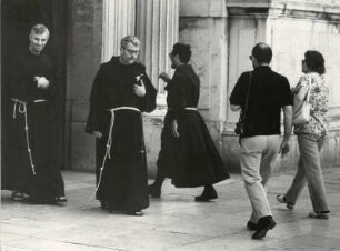 Padres und Touristen vor der Wallfahrtskirche, Loreto
