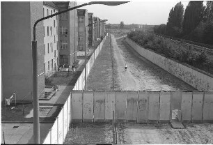 Blick vom Wachturm auf den Mauerstreifen : Brehmestraße Ecke Wollankstraße