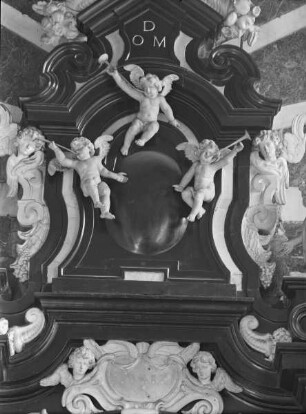 Altar — Altarbekrönung