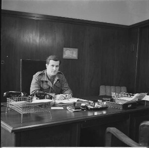 Berlin-Wilmersdorf. Britische Militärregierung. Fehrbelliner Platz. Major der Landstreitkräfte (British Army) am Schreibtisch